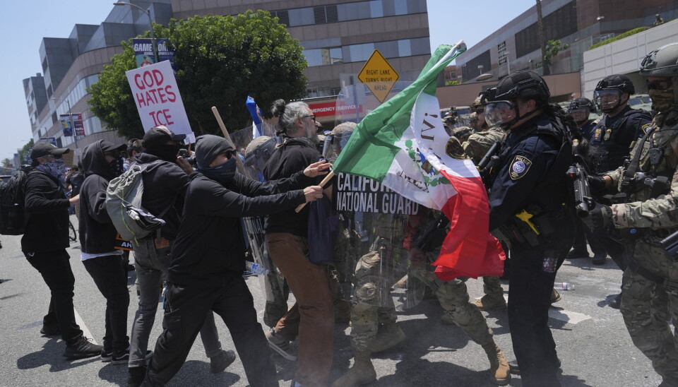 Sammenstøt mellom politi og demonstranter i sentrum av Los Angeles i helgen.