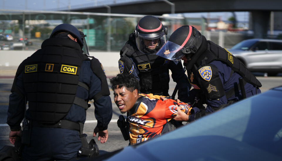 En demonstrant pågripes av politi i sentrum av Los Angeles.
