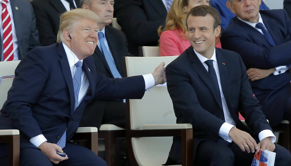 Presidentene Donald Trump og Emmanuel Macron under en militærparade i Paris på den franske nasjonaldagen i 2017. Angivelig var det her Trump fikk ideen om en militærparade i Washington.