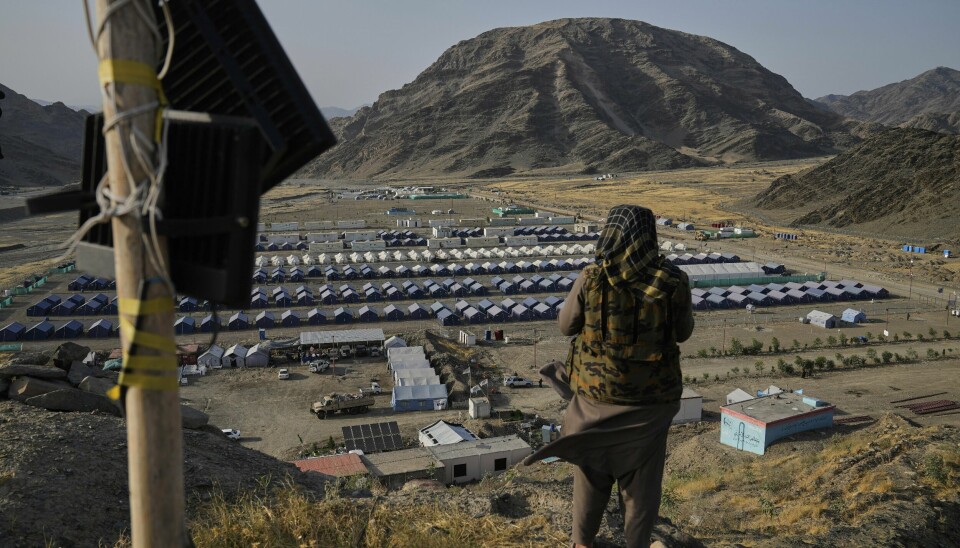 En Taliban-kriger skuer utover en leir for afghanske flyktninger som er returnert fra Pakistan. Afghanistan er ett av fire land som til sammen står for en tredel av verdens fordrevne og flyktninger, ifølge UNHCRs rapport.