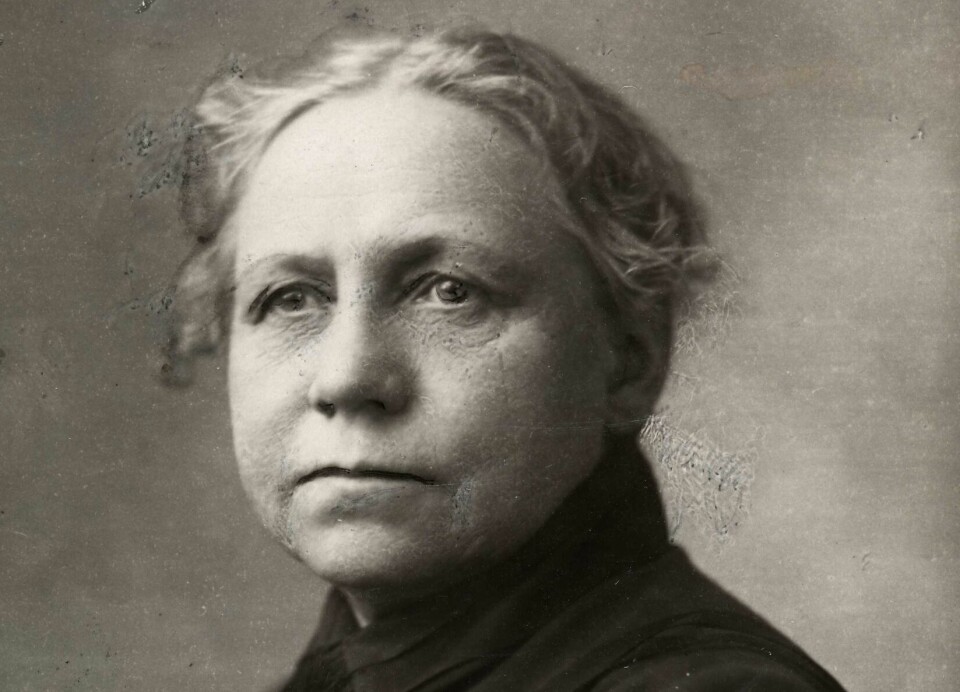 Lærerinne og initiativtaker til skolekjøkkenundervisningen Helga Helgesen ca. 1925, da hun gikk av som inspektør for Statens skolekjøkkener. Lærerinne og initiativtaker til skolekjøkkenundervisningen, Helga Helgesen ca. 1925, da hun gikk av som inspektør for Statens skolekjøkkener.