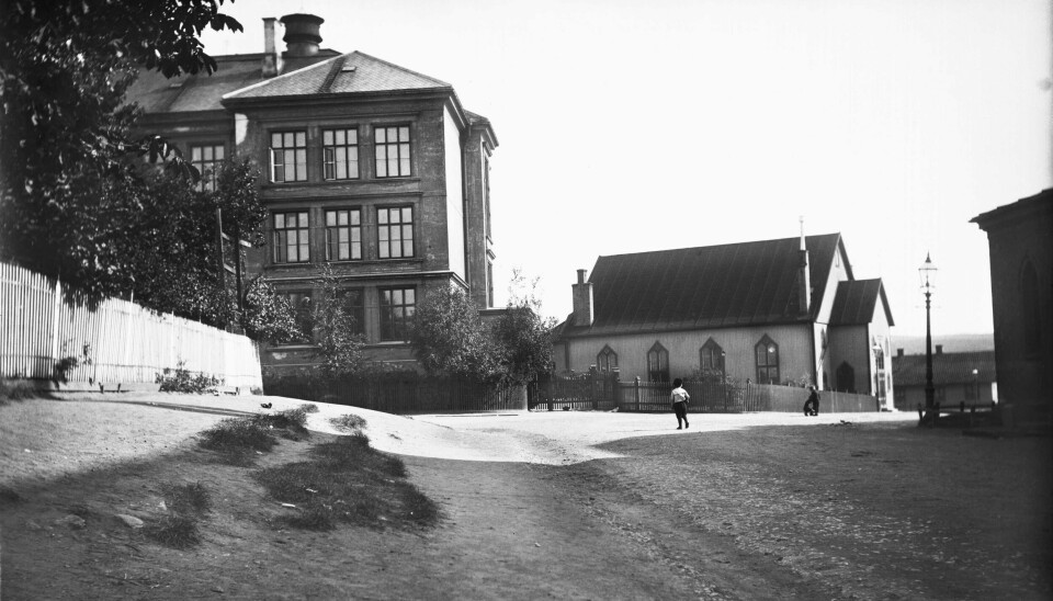 Arbeiderforstaden Kampen ble innlemmet i Kristiania i 1878, i 1880 ble Kampen menighet etablert og i 1882 sto kirka ferdig. I 1888 åpnet Kampen skole dørene. Bildet viser Kampen skole og menighetshus.
