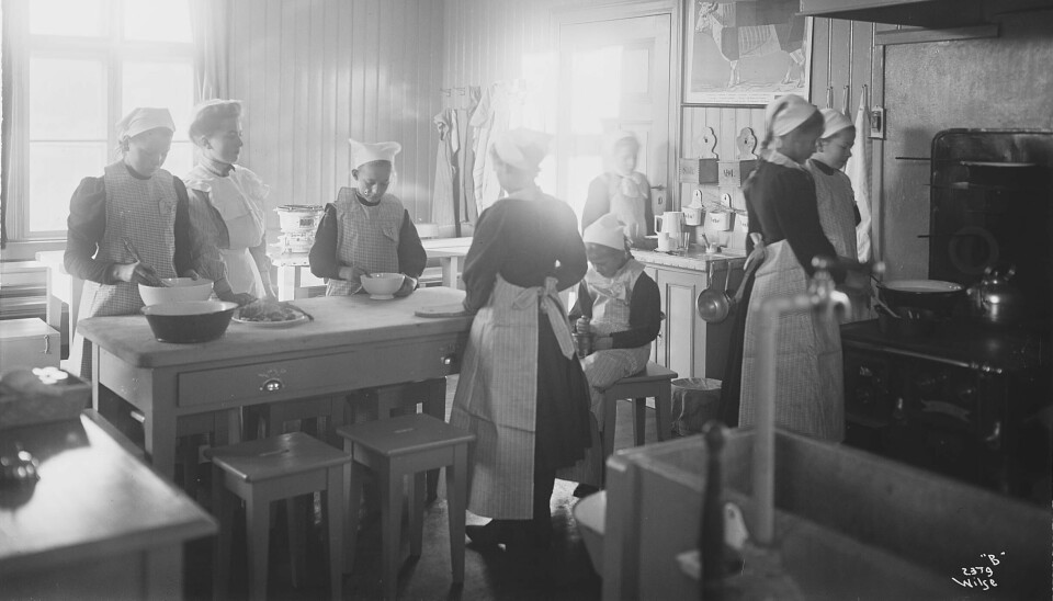 Skolekjøkken ble etablert rundt om i landet etter de første prøveprosjektene. Bildet viser elever på Hakadals skolekjøkken 1908.