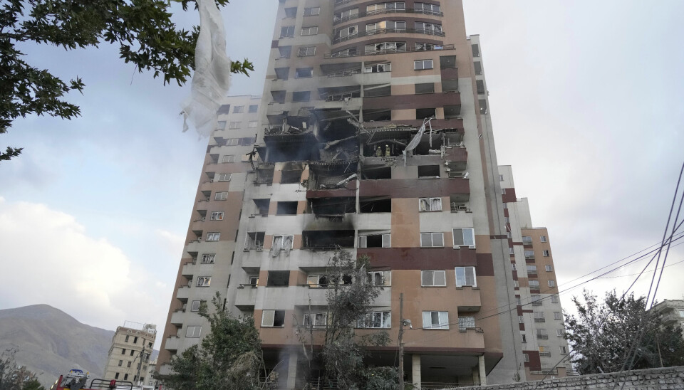 Israel gjennomførte natt til fredag en rekke angrep mot Iran. Bildet viser ødeleggelser på en boligblokk i hovedstaden Teheran.