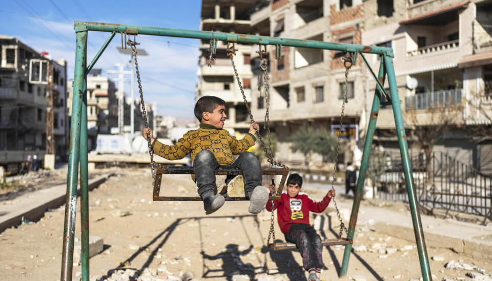 Det bygges håp i Syrias ruiner. Norge må støtte dette håpet gjennom tilstedeværelse, samarbeid og investering, skriver forfatterne av kronikken. Bildet viser lekende barn i den krigsherjede byen Harasta, rett utenfor Damaskus. Barn leker i den krigsherjede byen Harasta, rett utenfor Damaskus, Syria.