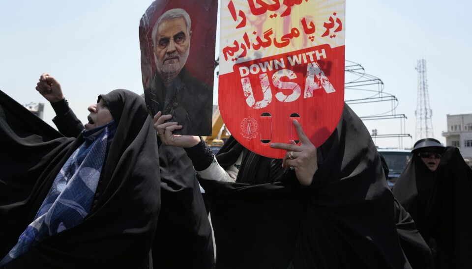 En iransk demonstrant holder opp en plakat under en markering mot Israel i Teheran.