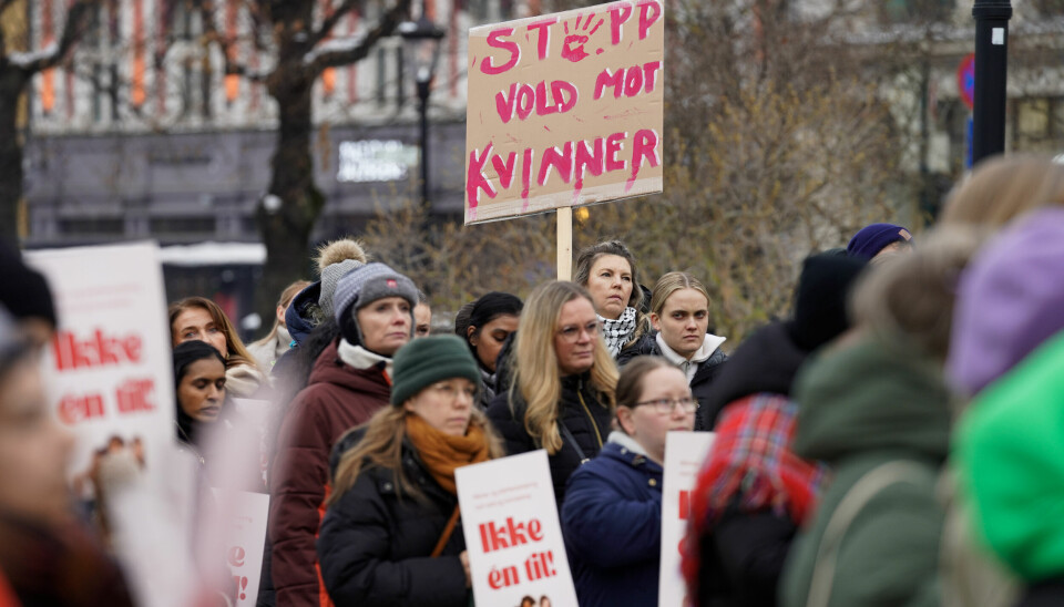 Samfunnet vårt legger til rette for overgrep mot jenter, skriver Helle Cecilie Palmer. Bildet viser en markering foran Stortinget i regi av Vi tror deg-stiftelsen i fjor. Samfunnet vårt legger til rette for overgrep mot jenter, skriver Helle Cecilie Palmer. Bildet viser en markering foran Stortinget i regi av Vi tror deg-stiftelsen i fjor.
