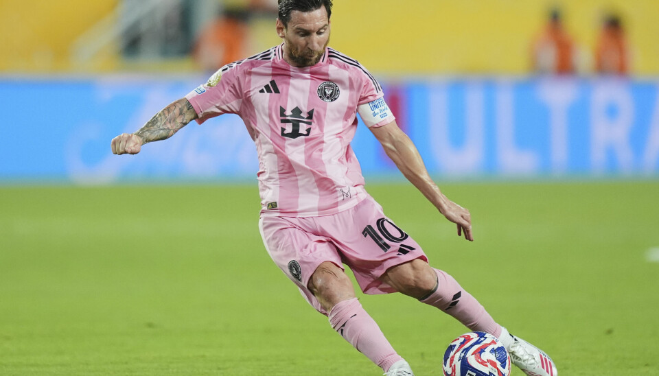 Lionel Messi tar et frispark for Inter Miami under kampen i klubb-VM mellom AL Ahly og Inter Miami i Miami.