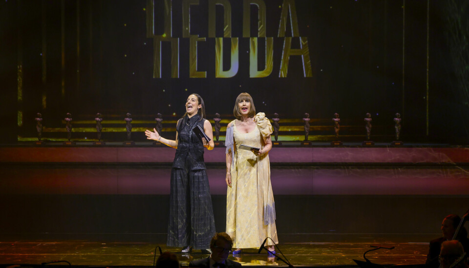 Skuespillerne Seda Witt og Petronella Barker ledet utdelingen av Heddaprisen på Nationaltheatret søndag ettermiddag.