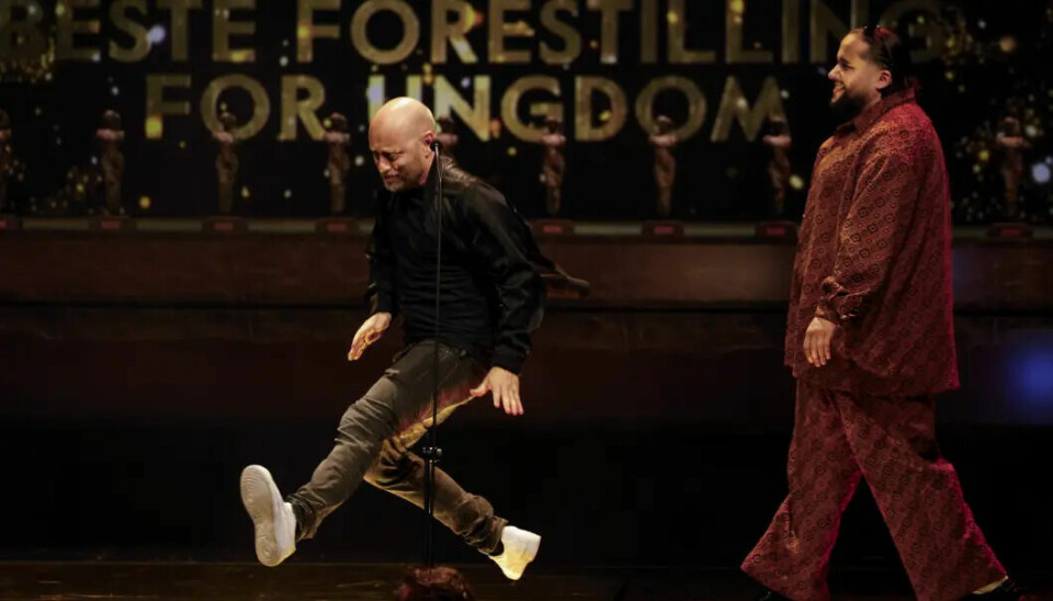 Beste forestilling for ungdom ble vunnet av «Da vi var yngre» på Norske Teatret, som var teaterregidebuten til Aksel Hennie (t.v.) og skuespillerdebuten til Jonas Benyoub.