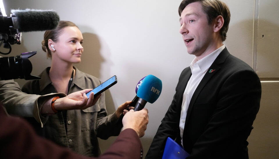 Andreas Sjalg Unneland (SV) på vei inn til møte med Ap og Sp for å forhandle om revidert nasjonalbudsjett.