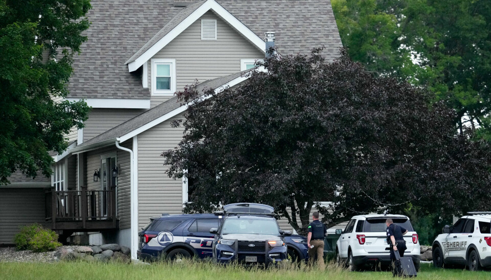 Mannen som er siktet for å ha drept en lokalpolitiker i Minnesota, skal ha besøkt fire hjem den samme kvelden. Her er politibiler parkert utenfor hjemmet hans.