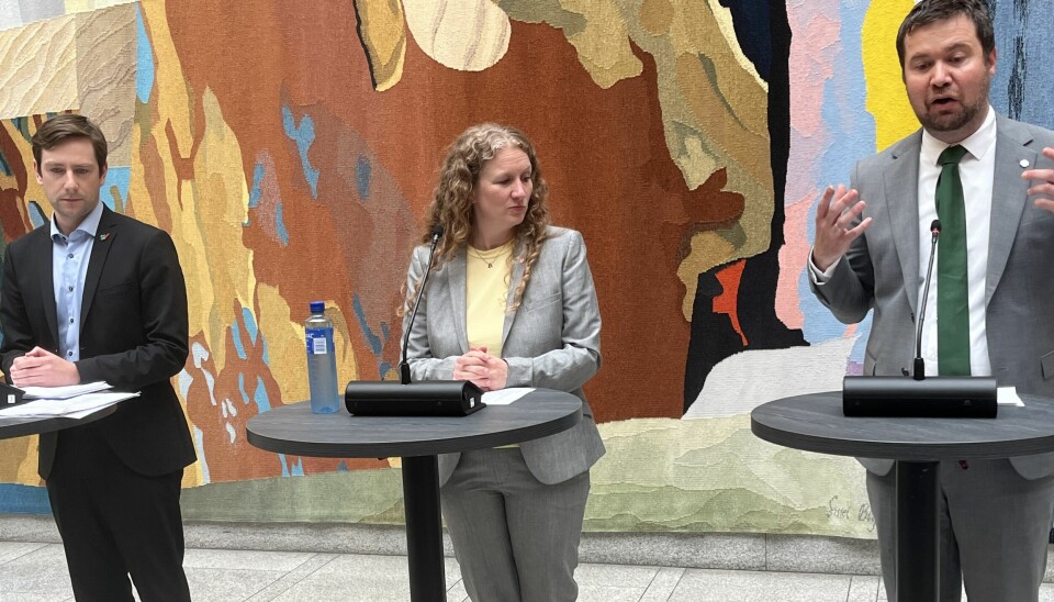 F.v. Andreas Sjalg Underland (SV), leder av finanskomiteen Tuva Moflag (Ap) og Geir Pollestad (Sp) under pressekonferansen i vandrehallen på Stortinget etter at det ble enighet i budsjettforhandlingene mellom Ap, Sp og SV.