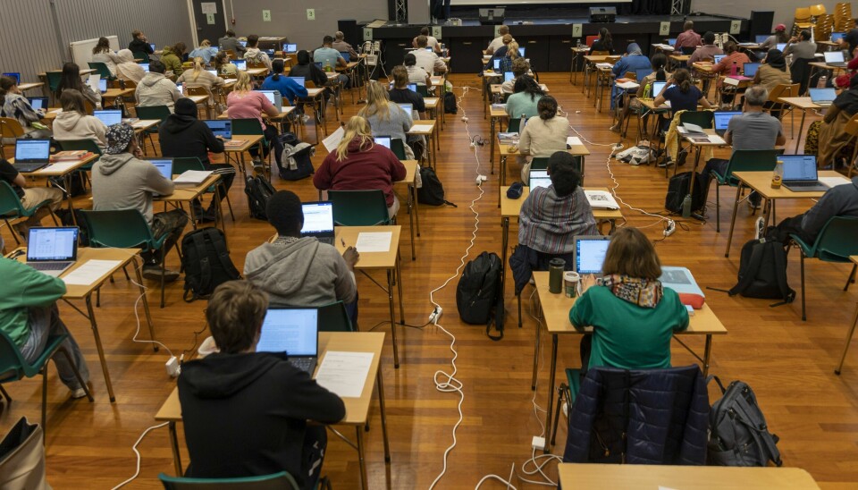 Å fjerne hjelpemidler vil gjøre eksamen mindre relevant og mer stressende, mener innleggsforfatterne. Bildet er fra eksamen i norsk på Åssiden videregående skole i 2023.