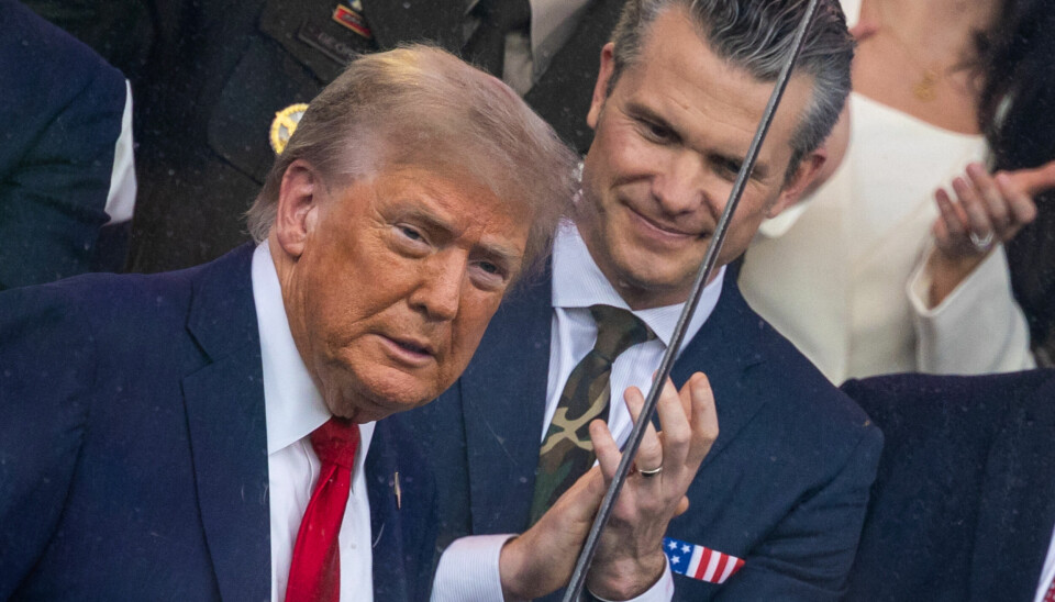 USAs president Donald Trump. Forsvarsminister Pete Hegseth ses i bakgrunnen.