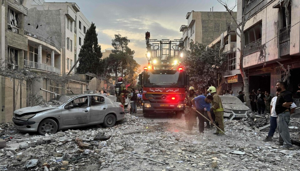 Israels angrep på Iran må omtales som det det er: Et folkerettsbrudd, skriver innleggsforfatteren. Bildet viser opprydningsarbeider i Teheran etter det israelske angrepet fredag 13. juni.