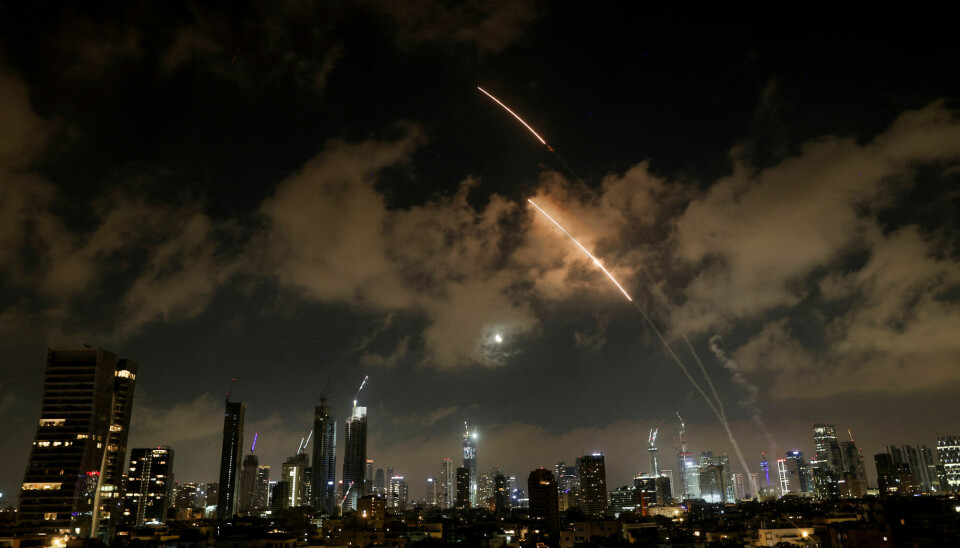 Israelsk rakettskjold forsøker å avskjære iranske raketter over Tel Aviv. Israelsk rakettskjold forsøker å avskjære iranske raketter over Tel Aviv.
