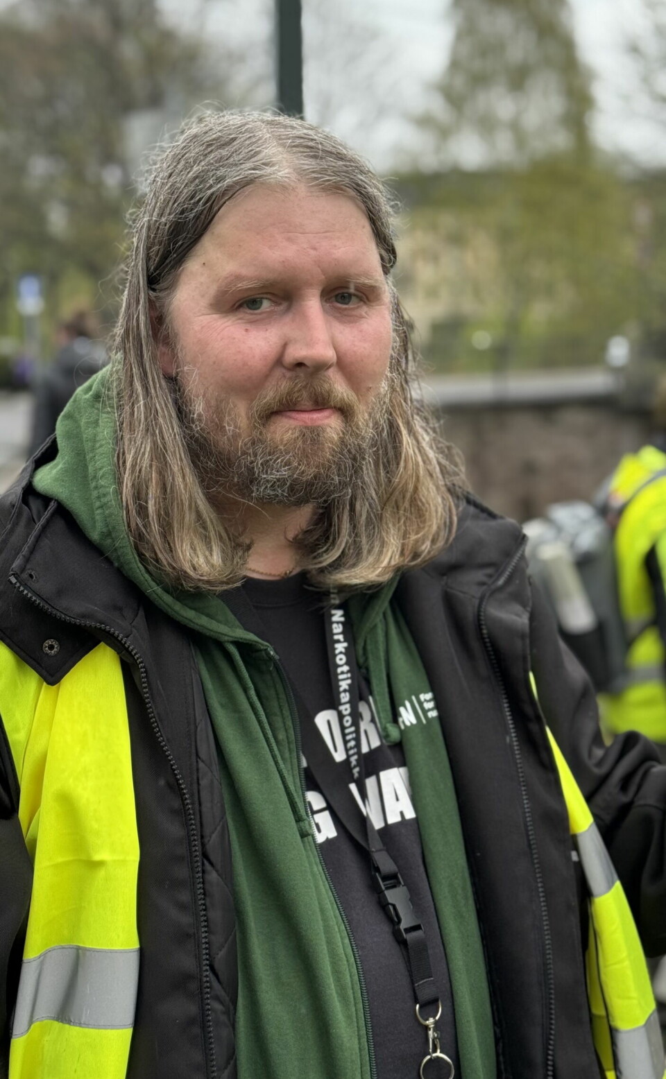 Øyvind Christensen lar ikke regnet stoppe sprøyteplukkingen. Foto: Eivind Tangen.