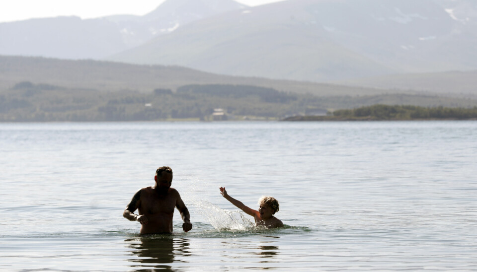Sommer i Nord-Norge. Timer man været kan man kose seg med solen og til og med bade, hvis man er litt tøff.