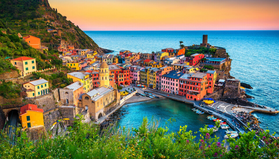 Vernazza har blitt omtalt som en av Italias vakreste landsbyer. For å komme deg hit kan du ta tog eller ferje, eller gå langs kysten.
