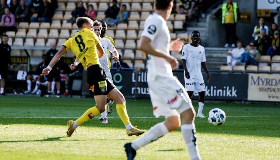 Markus Karlsbakk scorer 2-1-målet for serieleder Lillestrøm i 1.-divisjonskampen mot Åsane.