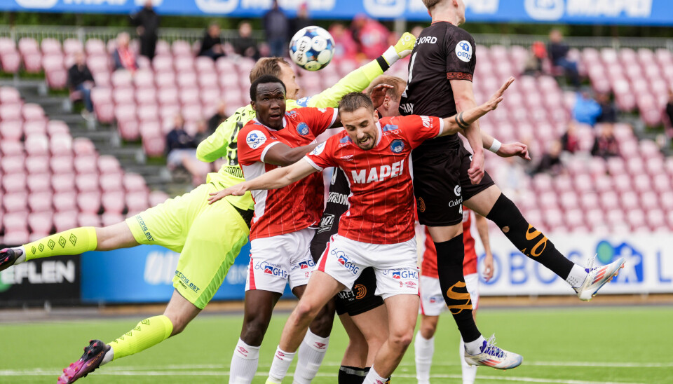 En av mange tette dueller i 1.-divisjonskampen mellom Kongsvinger og Aalesund på Gjemselund.