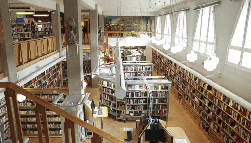 Nordmenn går stadig oftere på biblioteket. Her fra Elverum.