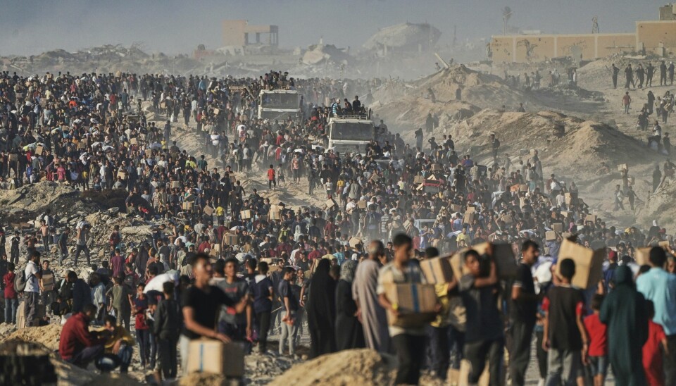 Palestinere bærer sekker og esker med mat ved Gaza by mandag.