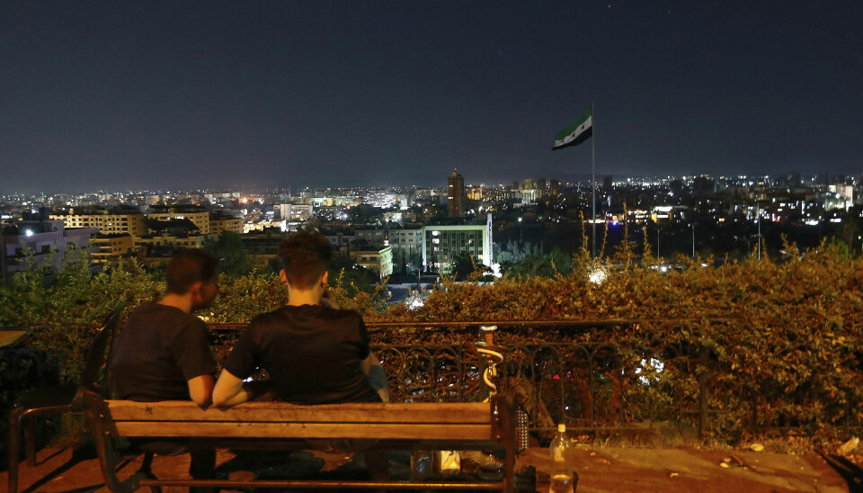 Syrere i en park i Damaskus mens de venter på at iranske raketter skal passere syrisk luftrom på vei mot Israel.