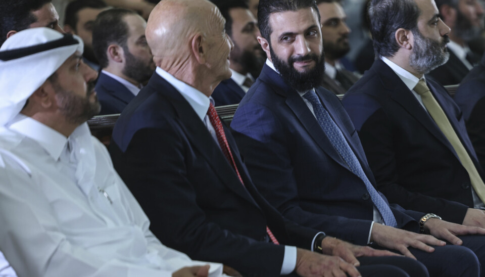 Syrias nye president Ahmed al-Sharaa (nummer to fra høyre) ved siden av USAs ambassadør til Tyrkia og spesialutsending til Syria Tom Barrack under en signeringsseremoni for en avtale som innebærer at selskaper fra Qatar, Tyrkia og USA skal delta i et energiutviklingsprosjekt.