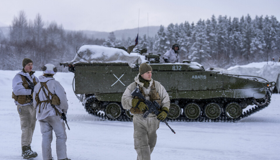 Norske soldater og en CV90 stridsvogn under Nato-øvelsen Joint Viking på Setermoen.