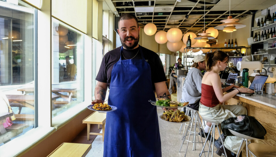 Johannes Samsom fyrer opp grillen på Kafeteria August i hele sommer.