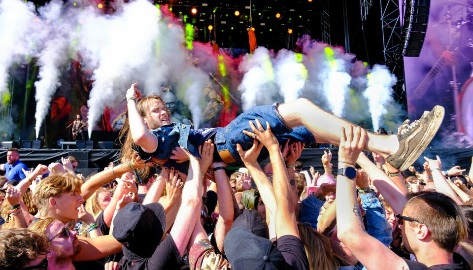 En publikummer crowdsurfer på Tons of Rock 2024.