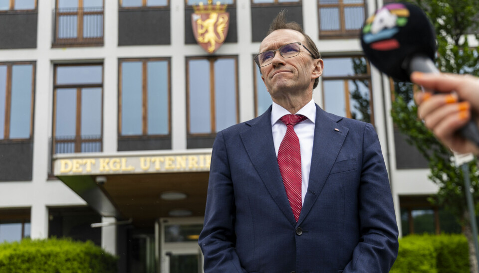 Utenriksminister Espen Barth Eide (Ap) utenfor Utenriksdepartementet i Oslo 10. juni etter at Norge kunngjorde sanksjoner mot to israelske ministre.