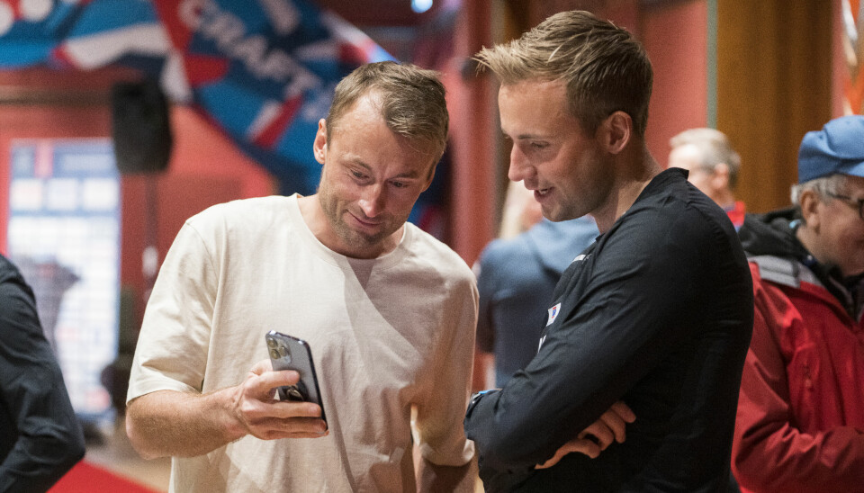 Petter Northug (t.v.) måtte se seg slått av lillebror Even Northug i et gateløp i Fredrikstad.