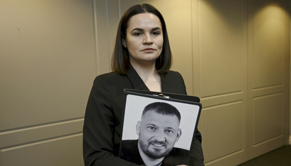 Svetlana Tikhanovskaja holder et bilde av sin mann Sergej under et intervju med finske STT i Helsingfors i januar i fjor.