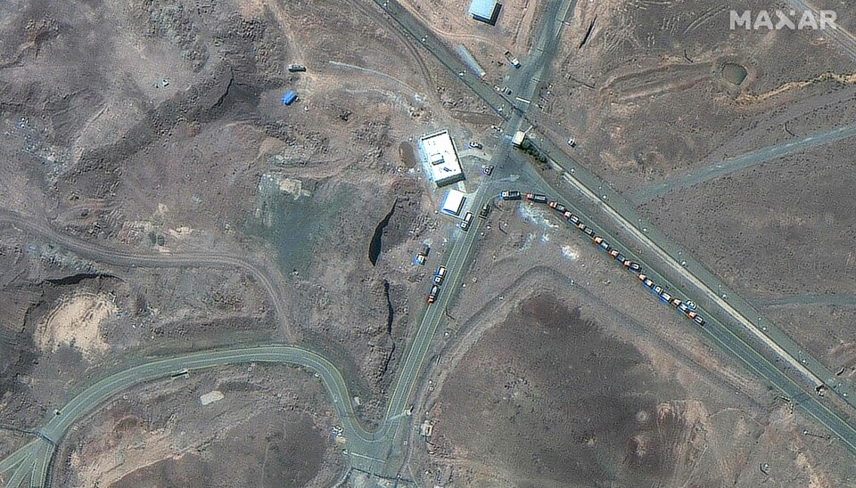 Et satellittbilde viser lastebiler plassert nær inngangen til anlegget i Fordow 19. juni 2025. De kan ha tatt med viktig utstyr før USA bombet, sier ekspert Halvor Kippe.
