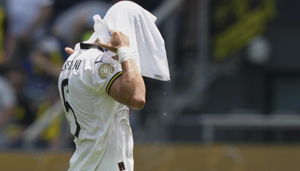Borussia Dortmunds Ramy Bensebaini dekker seg med et håndkle.