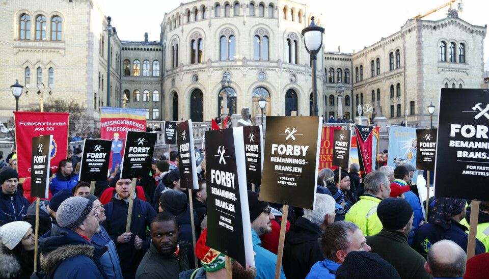 Bildet viser en politisk streik og markering foran Stortinget i 2017, med krav om å forby bemanningsbransjen. Bildet viser en politisk streik og markering foran Stortinget i 2017, med krav om å forby bemanningsbransjen.