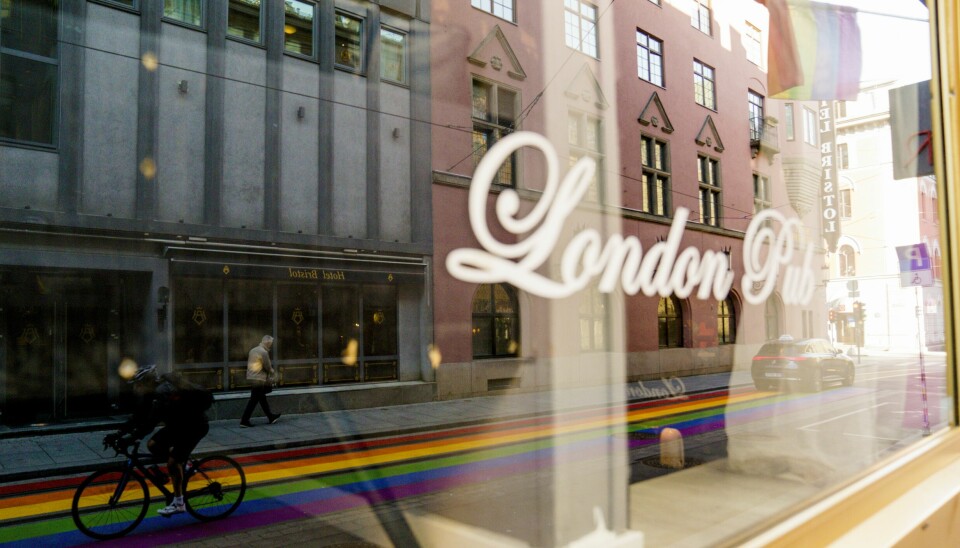 Minnestedet etter 25. juni handler ikke bare om de som ble drept. Det handler om de som står igjen – og om oss som samfunn, skriver innleggsforfatterne. Bildet viser Rosenkrantz' gate utenfor London pub, farget i regnbuefarger.