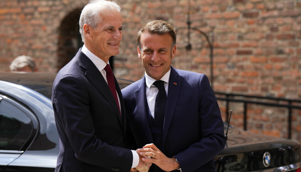 Frankrikes president Emmanuel Macron (t.h.) ble tatt imot av statsminister Jonas Gahr Støre i borggården på Akershus festning i Oslo mandag ettermiddag.