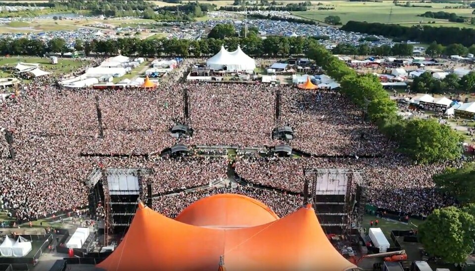 Et oversiktsbilde av publikum foran Orange scene i 2024 viser hvordan dagens festivaler bruker barrikader for å øke sikkerheten til publikum.