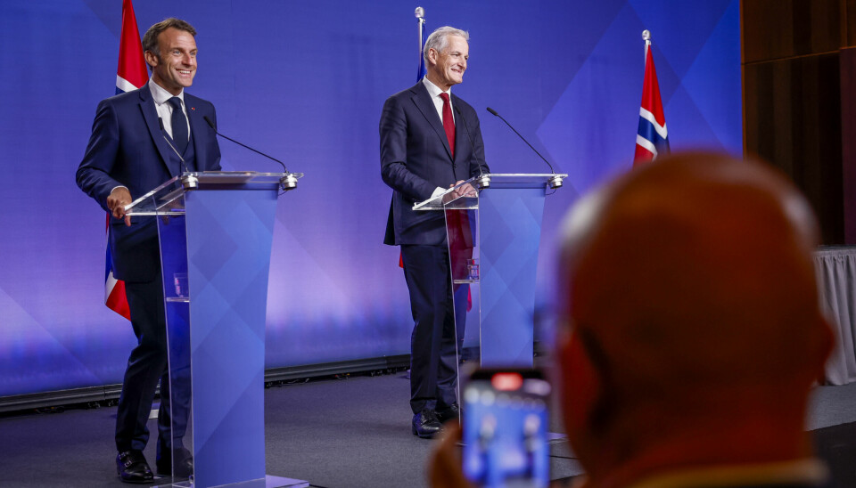 Frankrikes president Emmanuel Macron (t.v.) og statsminister Jonas Gahr Støre (Ap) på pressekonferansen på Nasjonalmuseet i Oslo mandag kveld.