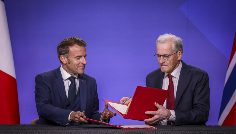 Frankrikes president Emmanuel Macron (t.v.) og statsminister Jonas Gahr Støre (Ap) signerer en avtale om strategisk partnerskap mellom Frankrike og Norge.
