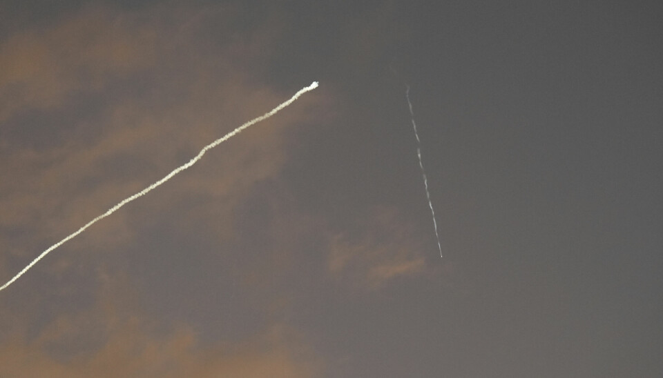 Israelsk luftvern var tidlig tirsdag morgen i gang med å avskjære iranske raketter, blant annet her over Haifa i Nord-Israel. Da gjensto det kort tid før Trumps våpenhvile skulle tre i kraft.