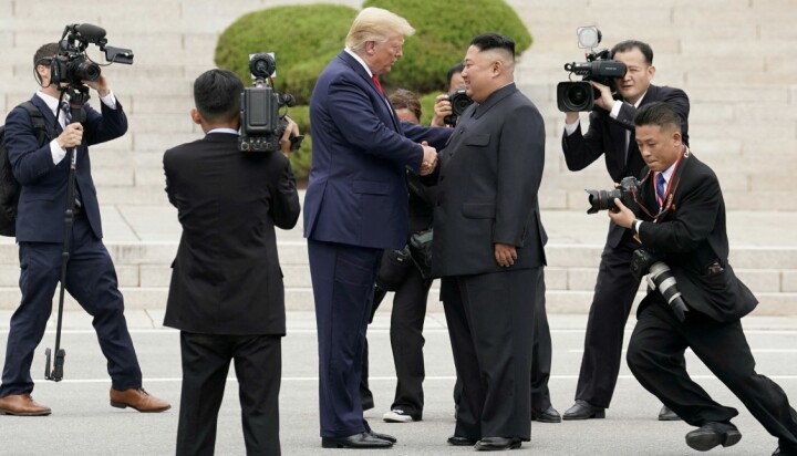 Møtet mellom Donald Trump og Kim Jong-un ved den demilitariserte sonen som skiller Nord- og Sør-Korea i juni 2019 ble behørig dokumentert. Kontakten mellom de to er ikke like god i dag.