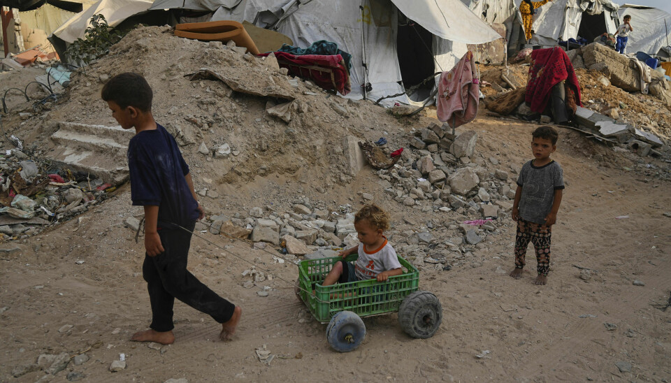 Fordrevne palestinske barn i en teltleir i Gaza by mandag.