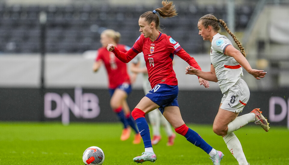 Caroline Graham Hansen og de andre norske fotballkvinnene kan regne med å spille foran velfylte tribuner i EM-sluttspillet i Sveits. Her fra nasjonsligakamp mot Island på Lerkendal.