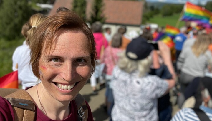 Å forsvare retten til eksistens for skeive er ikke å sensurere noen, skriver Karina Ødegård, her under Hadeland Pride for noen få år siden.