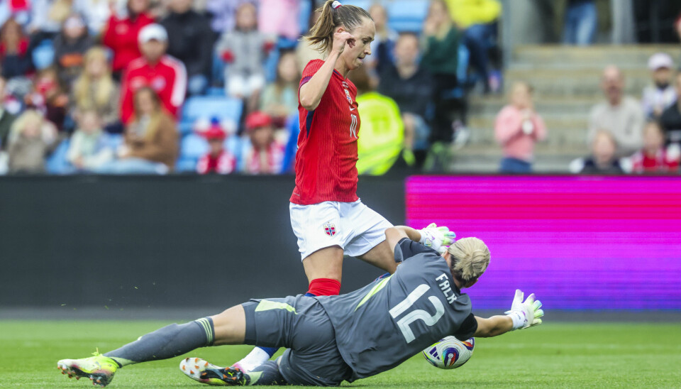 Caroline Graham Hansen i duell med Sveriges keeper Jennifer Falk i EM-generalprøven på Ullevaal.
